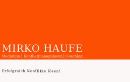 Roter Hintergrund mit Text: "Mirko Haufe, Mediation, Konfliktmanagement, Coaching. Erfolgreich Konflikte lösen."