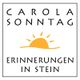 "Logo mit der Aufschrift 'CAROLA SONNTAG Erinnerungen in Stein' und einer Sonne in der Mitte."