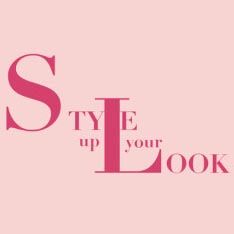 Rosa Hintergrund mit dem Text "Style up your look" in rosaroter Schrift.
