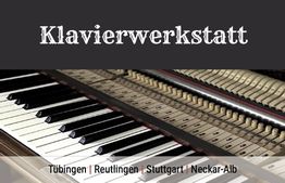 Klavier mit geöffnetem Mechanismus und Text "Klavierwerkstatt" und Ortsnamen darunter.