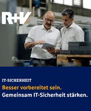 Zwei Männer schauen auf ein Tablet in einer industriellen Umgebung. Text: IT-Sicherheit verbessern.