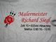 T-Shirt mit Aufdruck "Malermeister Richard Siegl", Adresse und Telefonnummer in Rot und Schwarz.