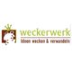 Logo von Weckerwerk mit grünem Text und Slogan "Ideen wachsen & verwurzeln", Baum-Symbol.
