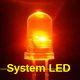 LED rosso acceso su sfondo scuro con testo giallo "System LED".