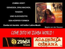 Frau posiert vor Zumba-Postern, Text: "Zumba heißt: Genießen, Spaß, Tanzen, Körper formen."