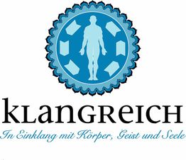 Logo mit blauem Kreis, Menschensilhouette und Text "klangreich, In Einklang mit Körper, Geist und Seele".