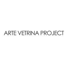 Testo nero su sfondo bianco: "ARTE VETRINA PROJECT".