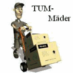 Männliche Figur mit Kappe rollt Kisten auf einem Handwagen, Text: "TUM-Mäder".