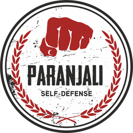 Ein rotes Faust-Logo mit der Aufschrift "Paranjali Self-Defense", umgeben von roten Blättern.