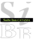 Logo di Suite Inn Catania, con testo bianco su sfondo nero e lettere grigie sullo sfondo.
