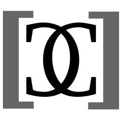 Schwarz-weißes Logo mit zwei überlappenden C's, flankiert von grauen eckigen Klammern.