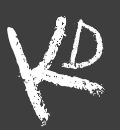 Weiße, rustikale Buchstaben "K" und "D" auf grauem Hintergrund.