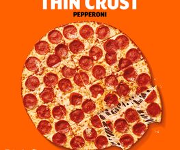 Pizza de pepperoni con masa delgada sobre fondo naranja; marca Little Caesars.