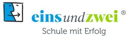 Logo: Blau-grüner Schriftzug "eins und zwei" und Slogan "Schule mit Erfolg", links Zeichnung.