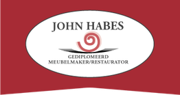 Wit ovaal logo op rode achtergrond met tekst "John Habes, gediplomeerd meubelmaker/restaurator".