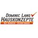 Logo von "Dominic Lang Hauskonzepte" mit Slogan "Gut beraten - Sicher bauen" und rotem Haken.