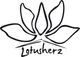 Schwarz-weißes Logo einer stilisierten Lotusblüte mit dem Schriftzug „Lotusherz“ darunter.