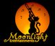 Eine schwarze Katze spielt Posaune vor einem orangefarbenen Vollmond. Text: Moonlight Entertainments.