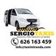 Furgoneta blanca de Sergio Taxis con datos de contacto en negro y amarillo.