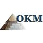 Logo mit einer Pyramide und den Buchstaben "OKM".