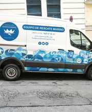 Furgoneta de la Fundación Oceanogràfic Valencia, equipo de rescate marino, con logos y contacto.
