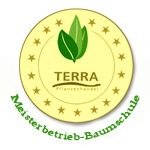 Logo mit grünem Blatt, Text "TERRA" und "Meisterbetrieb-Baumschule" in einem sternumrandeten Kreis.