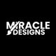 Wit logo met tekst "MIRACLE DESIGNS" en een penseel op een zwarte achtergrond.