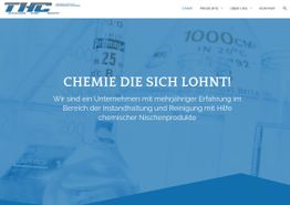 Blauer Chemiehintergrund mit Text: "Chemie die sich lohnt!" und Informationen zur Firma.