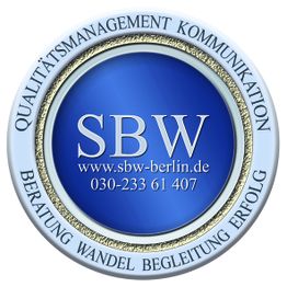Blaues Emblem mit der Aufschrift „SBW“ und Website. Text: Qualitätsmanagement, Beratung.