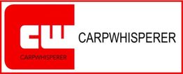 Logo met de tekst "CARPWHISPERER" en letters CW in rood-witte kleuren.