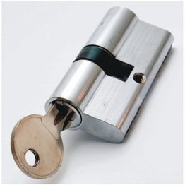 Zylinderschloss mit eingeführtem Schlüssel, auf weißem Hintergrund liegend.