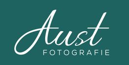 Weiße Schrift "Aust Fotografie" auf grünem Hintergrund.