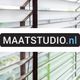 Zwarte rechthoek met tekst "MAATSTUDIO.nl" en op de achtergrond jaloezieën.