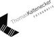 Logo mit dem Text "Thomas Kaltenecker Fotografie" und abstraktem schwarzem Pfeilsymbol.