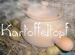 Terrakottatopf mit Dampf, umgeben von Kartoffeln und dem Schriftzug "Kartoffeltopf".