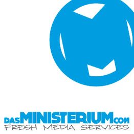 Blaues Kreislogo mit "dasMinisterium.com" und "Fresh Media Services" in blauer Schrift unten.