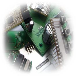 Nahaufnahme von grünen Elektronikplatinen mit verschiedenen Komponenten und Schaltungen.