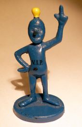 Blaue Figur mit gelber Glühbirne am Kopf, hebt die rechte Hand. Aufschrift: "V.I.P.".