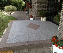 Eingang mit Marmor-Quarzen