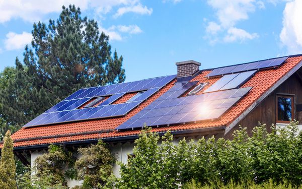 Solaranlage auf einem Einfamilienhaus bei sonnigem Wetter