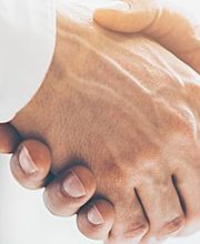 Zwei Personen geben sich die Hand, symbolisiert Vertrauen und Vereinbarung.