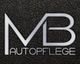 Schwarzes Lederbild mit dem weißen Logo "MB Autopflege".