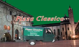Kleiner Lieferwagen vor beleuchteter Kirche, Text "Pizza Classica" darüber.