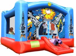 Kinder spielen in einer Hüpfburg mit Weltraummotiven und roter Rutsche. Spaß und Freude überall.