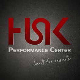 Logo mit rotem "HSK", grauer Schrift "Performance Center", Text "built for results" darunter.
