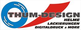 Logo von Thum-Design mit blauem Ring und rotem Pfeil. Text: Helme, Lackierungen, Digitaldruck.