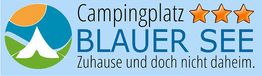 Campingplatz Blauer See Logo mit drei Sternen und Slogan: "Zuhause und doch nicht daheim."