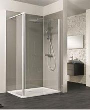 Moderne Dusche mit Glaswänden in einem stilvollen Badezimmer. Handtuchhalter und Waschbecken im Hintergrund.