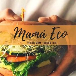 Manos sosteniendo una hamburguesa vegetariana con lechuga y brotes. Texto: "Mamá Eco".