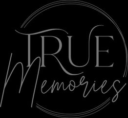 Schwarzes Logo mit dem Schriftzug "True Memories" in stilvoller, geschwungener Schrift.